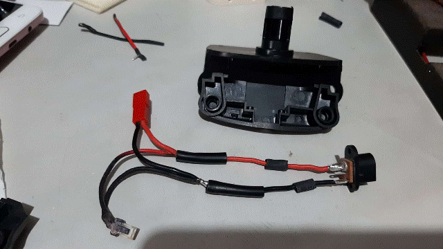Robi2022.12.25_03_思考Robi原有髖部下方兩蕊充電孔？增加銲接上去[2.54 JST〡YSP母頭]完成